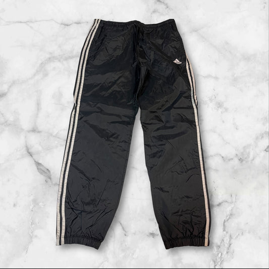 Entdecke unsere Vintage Track Pants von Nike und anderen Marken, erhältlich bei Valuxery.de - Dein Shop für trendige Vintage - Kleidung. Unsere Track Pants sind aus hochwertigen Materialien und