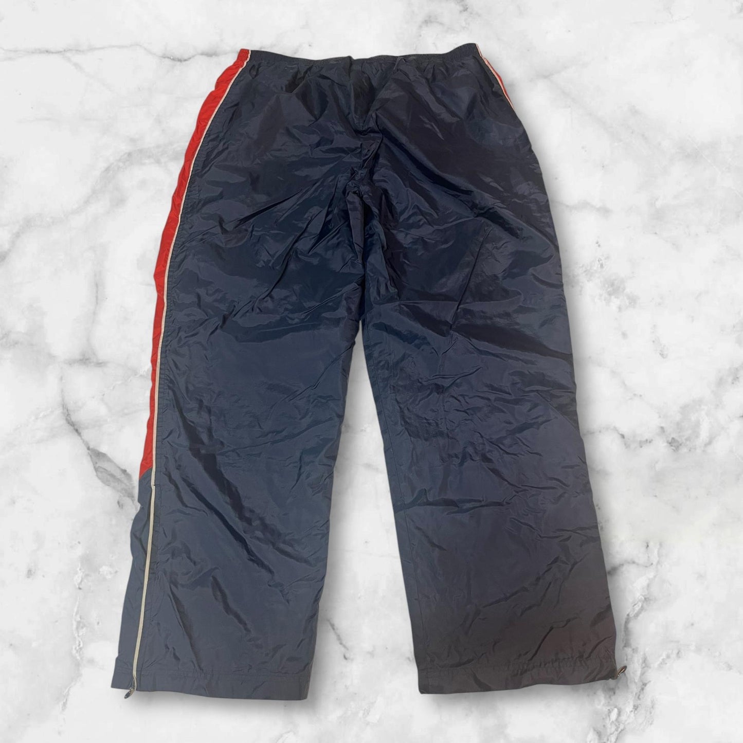 Entdecke unsere Vintage Track Pants von Nike und anderen Marken, erhältlich bei Valuxery.de - Dein Shop für trendige Vintage - Kleidung. Unsere Track Pants sind aus hochwertigen Materialien und
