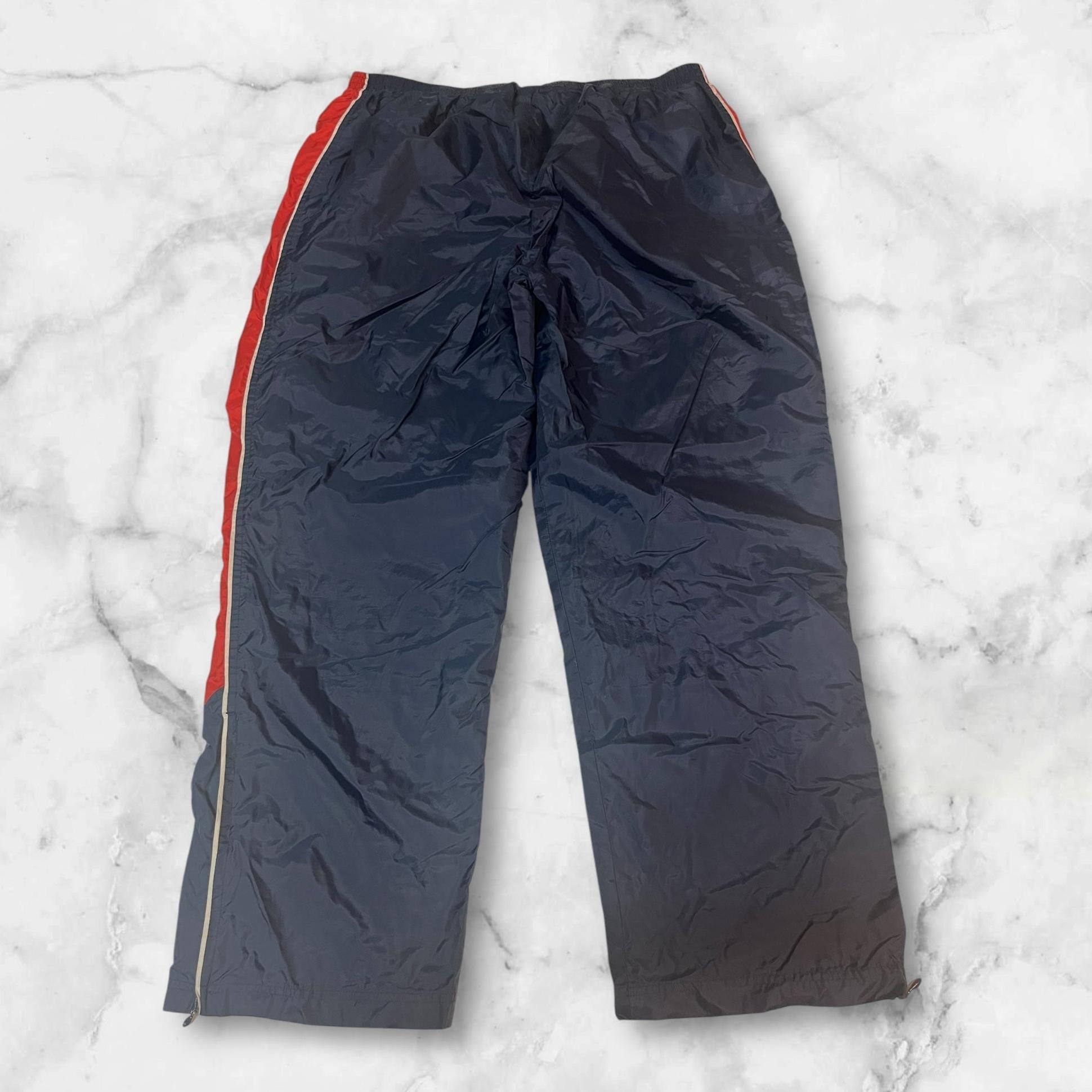 Entdecke unsere Vintage Track Pants von Nike und anderen Marken, erhältlich bei Valuxery.de - Dein Shop für trendige Vintage - Kleidung. Unsere Track Pants sind aus hochwertigen Materialien und