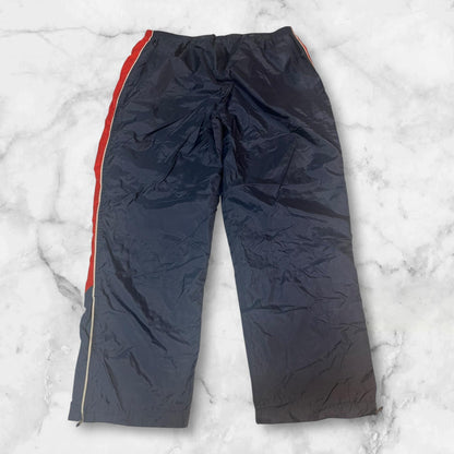 Entdecke unsere Vintage Track Pants von Nike und anderen Marken, erhältlich bei Valuxery.de - Dein Shop für trendige Vintage - Kleidung. Unsere Track Pants sind aus hochwertigen Materialien und