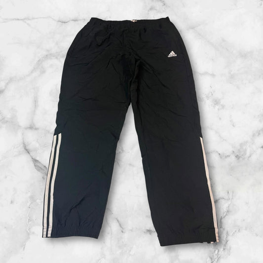 Entdecke unsere Vintage Track Pants von Nike und anderen Marken, erhältlich bei Valuxery.de - Dein Shop für trendige Vintage - Kleidung. Unsere Track Pants sind aus hochwertigen Materialien und