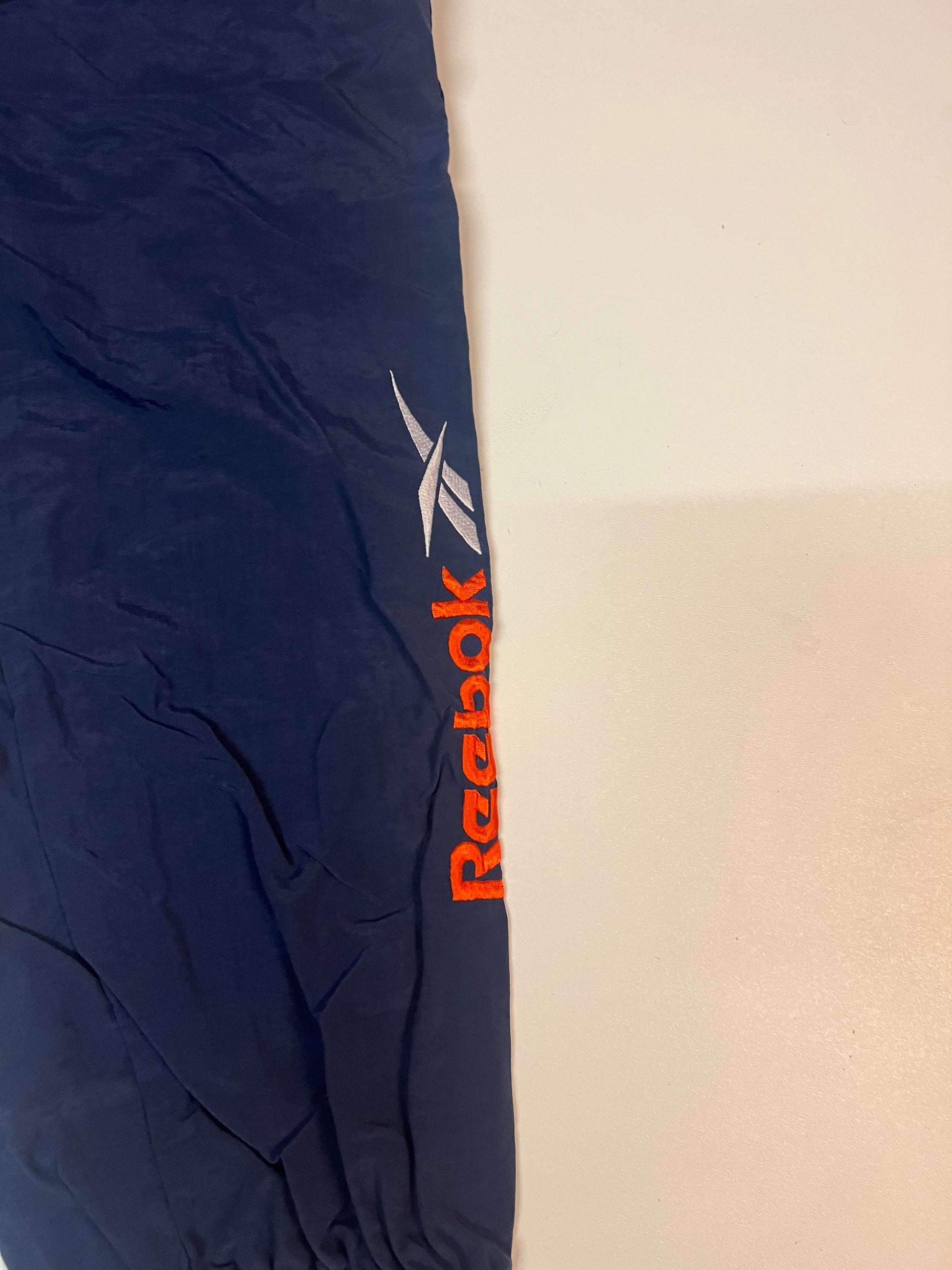 Entdecke unsere Vintage Track Pants von Nike und anderen Marken, erhältlich bei Valuxery.de - Dein Shop für trendige Vintage - Kleidung. Unsere Track Pants sind aus hochwertigen Materialien und