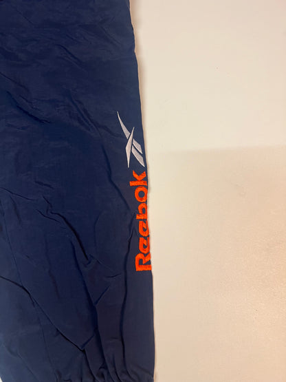 Entdecke unsere Vintage Track Pants von Nike und anderen Marken, erhältlich bei Valuxery.de - Dein Shop für trendige Vintage - Kleidung. Unsere Track Pants sind aus hochwertigen Materialien und