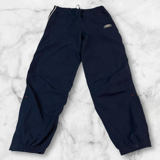 Entdecke unsere Vintage Track Pants von Nike und anderen Marken, erhältlich bei Valuxery.de - Dein Shop für trendige Vintage - Kleidung. Unsere Track Pants sind aus hochwertigen Materialien und
