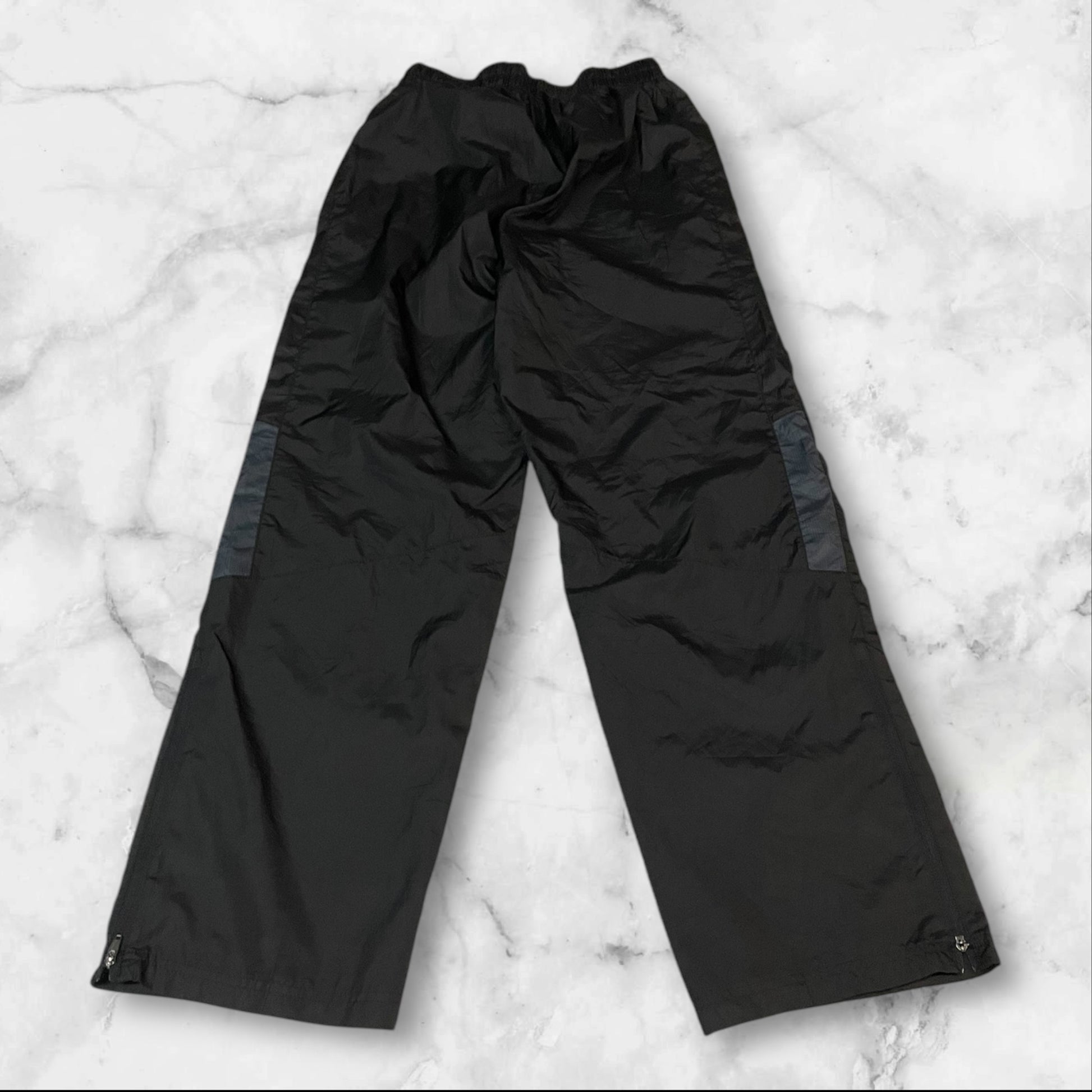 Entdecke unsere Vintage Track Pants von Nike und anderen Marken, erhältlich bei Valuxery.de - Dein Shop für trendige Vintage - Kleidung. Unsere Track Pants sind aus hochwertigen Materialien und