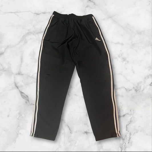 Entdecke unsere Vintage Track Pants von Nike und anderen Marken, erhältlich bei Valuxery.de - Dein Shop für trendige Vintage - Kleidung. Unsere Track Pants sind aus hochwertigen Materialien und