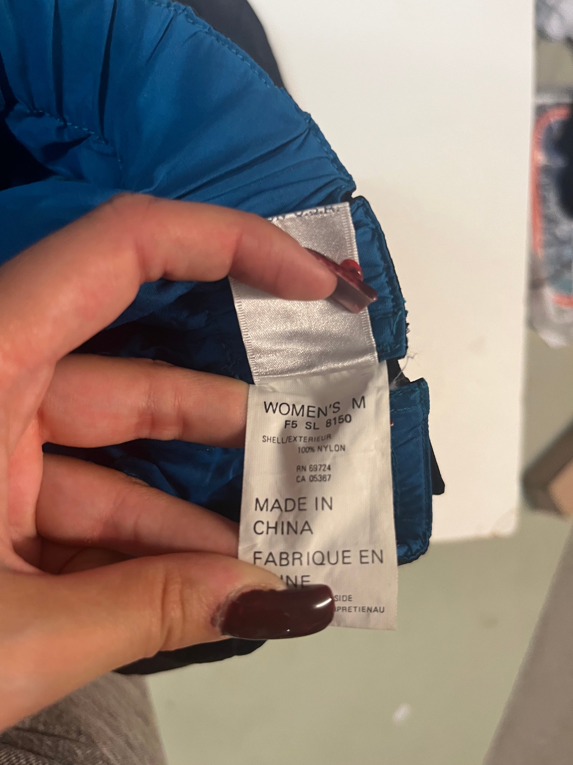 Entdecke unsere Vintage Track Pants von Nike und anderen Marken, erhältlich bei Valuxery.de - Dein Shop für trendige Vintage - Kleidung. Unsere Track Pants sind aus hochwertigen Materialien und
