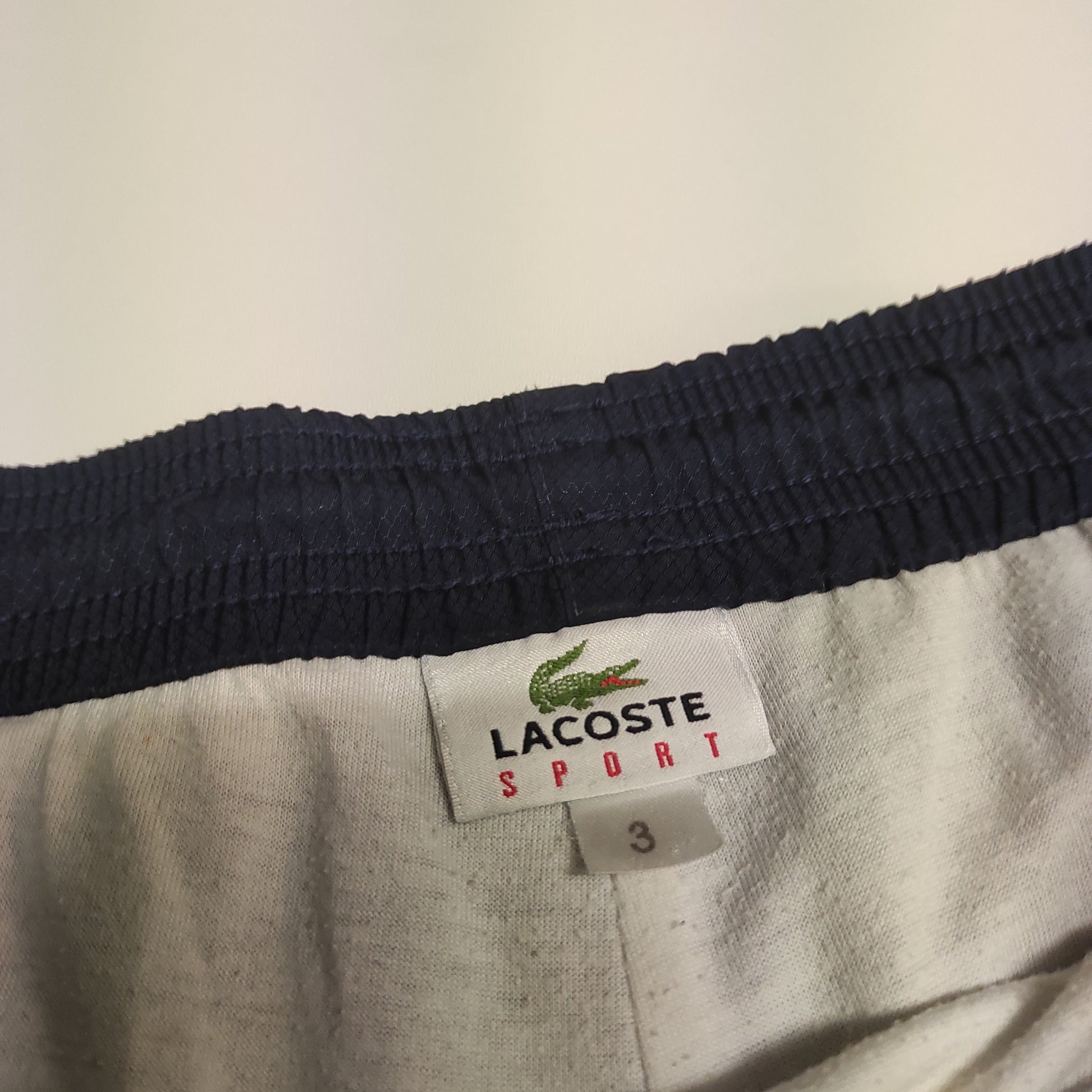 Entdecke unsere Vintage Track Pants von Nike und anderen Marken, erhältlich bei Valuxery.de - Dein Shop für trendige Vintage - Kleidung. Unsere Track Pants sind aus hochwertigen Materialien und