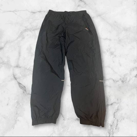 Entdecke unsere Vintage Track Pants von Nike und anderen Marken, erhältlich bei Valuxery.de - Dein Shop für trendige Vintage - Kleidung. Unsere Track Pants sind aus hochwertigen Materialien und