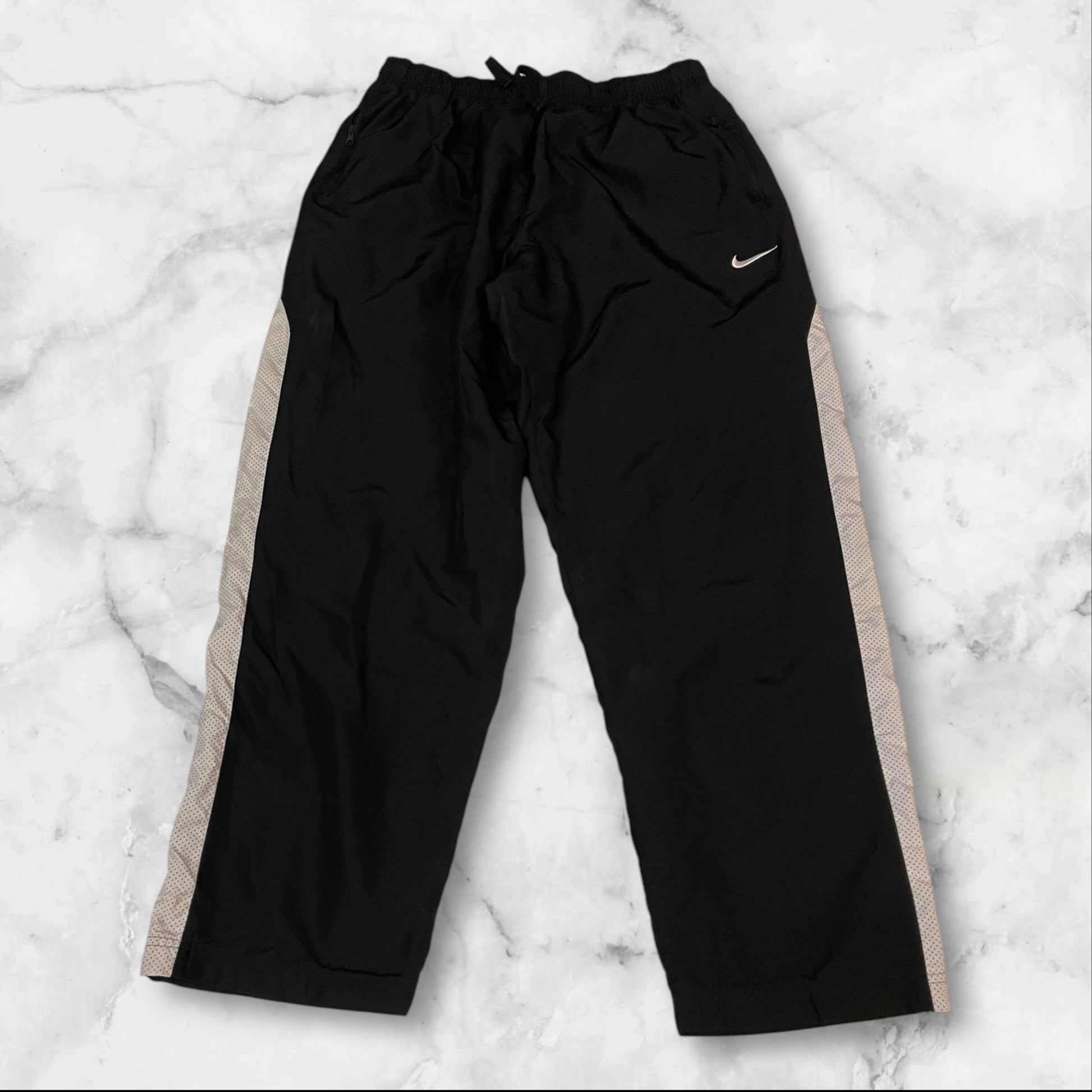 Entdecke unsere Vintage Track Pants von Nike und anderen Marken, erhältlich bei Valuxery.de - Dein Shop für trendige Vintage - Kleidung. Unsere Track Pants sind aus hochwertigen Materialien und