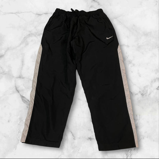 Entdecke unsere Vintage Track Pants von Nike und anderen Marken, erhältlich bei Valuxery.de - Dein Shop für trendige Vintage - Kleidung. Unsere Track Pants sind aus hochwertigen Materialien und