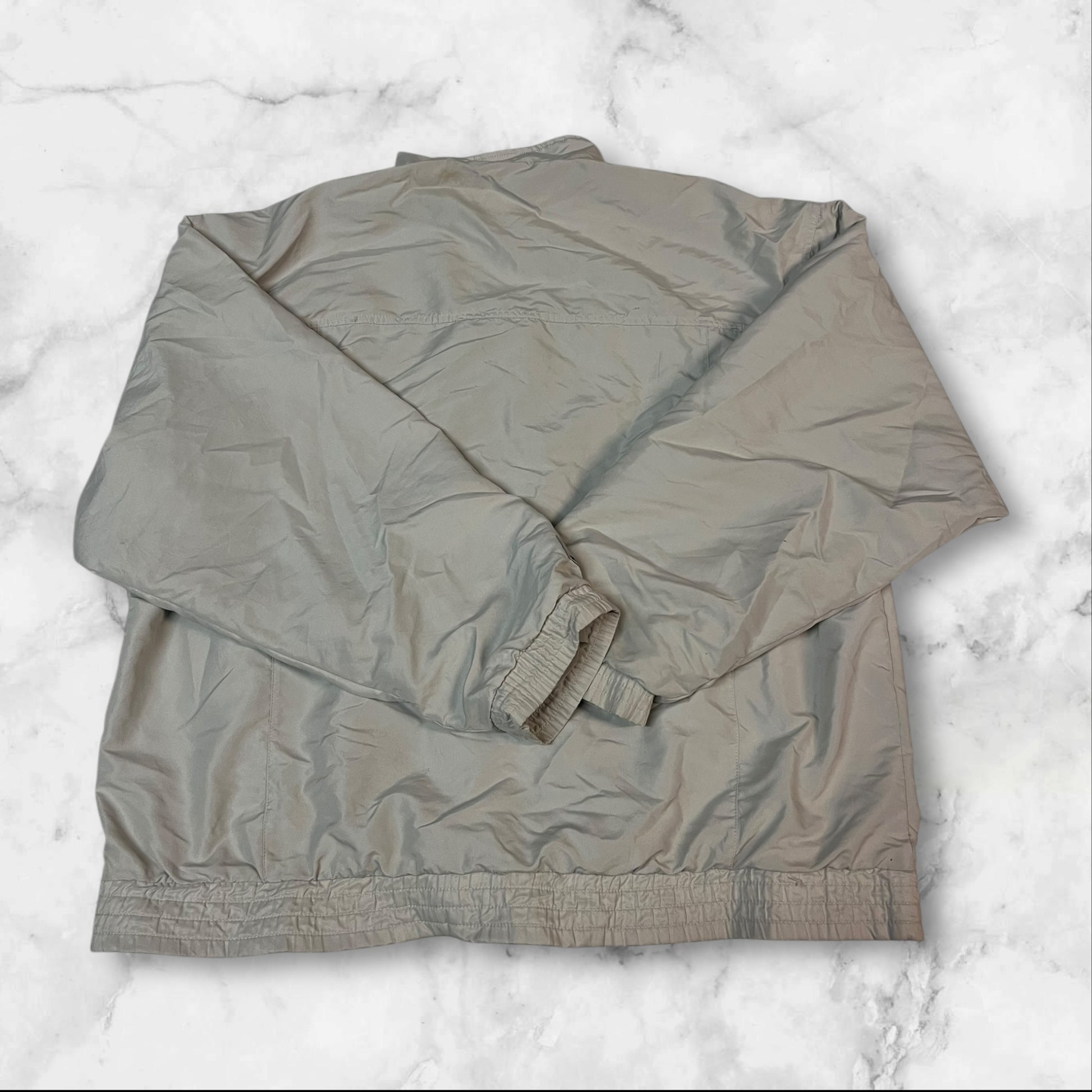 Entdecke unsere Vintage Track Pants von Nike und anderen Marken, erhältlich bei Valuxery.de - Dein Shop für trendige Vintage - Kleidung. Unsere Track Pants sind aus hochwertigen Materialien und