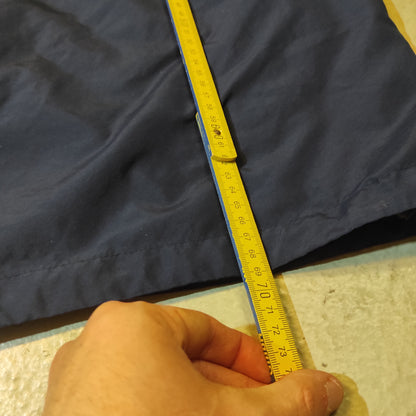 Entdecke unsere Vintage Track Pants von Nike und anderen Marken, erhältlich bei Valuxery.de - Dein Shop für trendige Vintage - Kleidung. Unsere Track Pants sind aus hochwertigen Materialien und