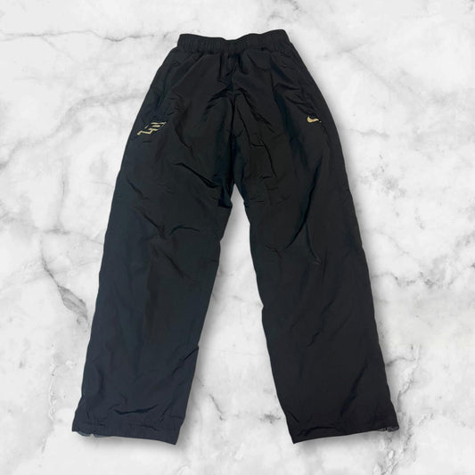 Entdecke unsere Vintage Track Pants von Nike und anderen Marken, erhältlich bei Valuxery.de - Dein Shop für trendige Vintage - Kleidung. Unsere Track Pants sind aus hochwertigen Materialien und