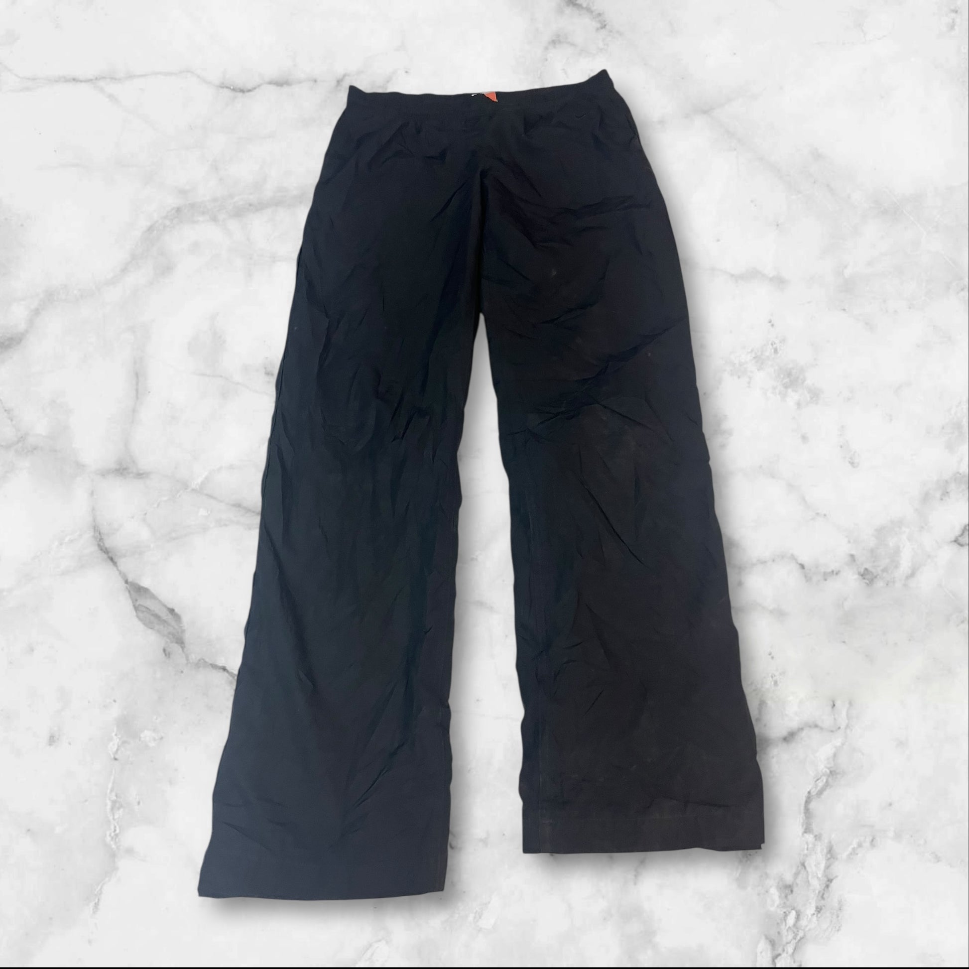 Entdecke unsere Vintage Track Pants von Nike und anderen Marken, erhältlich bei Valuxery.de - Dein Shop für trendige Vintage - Kleidung. Unsere Track Pants sind aus hochwertigen Materialien und