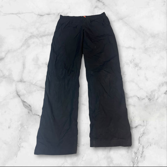 Entdecke unsere Vintage Track Pants von Nike und anderen Marken, erhältlich bei Valuxery.de - Dein Shop für trendige Vintage - Kleidung. Unsere Track Pants sind aus hochwertigen Materialien und