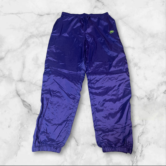 Entdecke unsere Vintage Track Pants von Nike und anderen Marken, erhältlich bei Valuxery.de - Dein Shop für trendige Vintage - Kleidung. Unsere Track Pants sind aus hochwertigen Materialien und