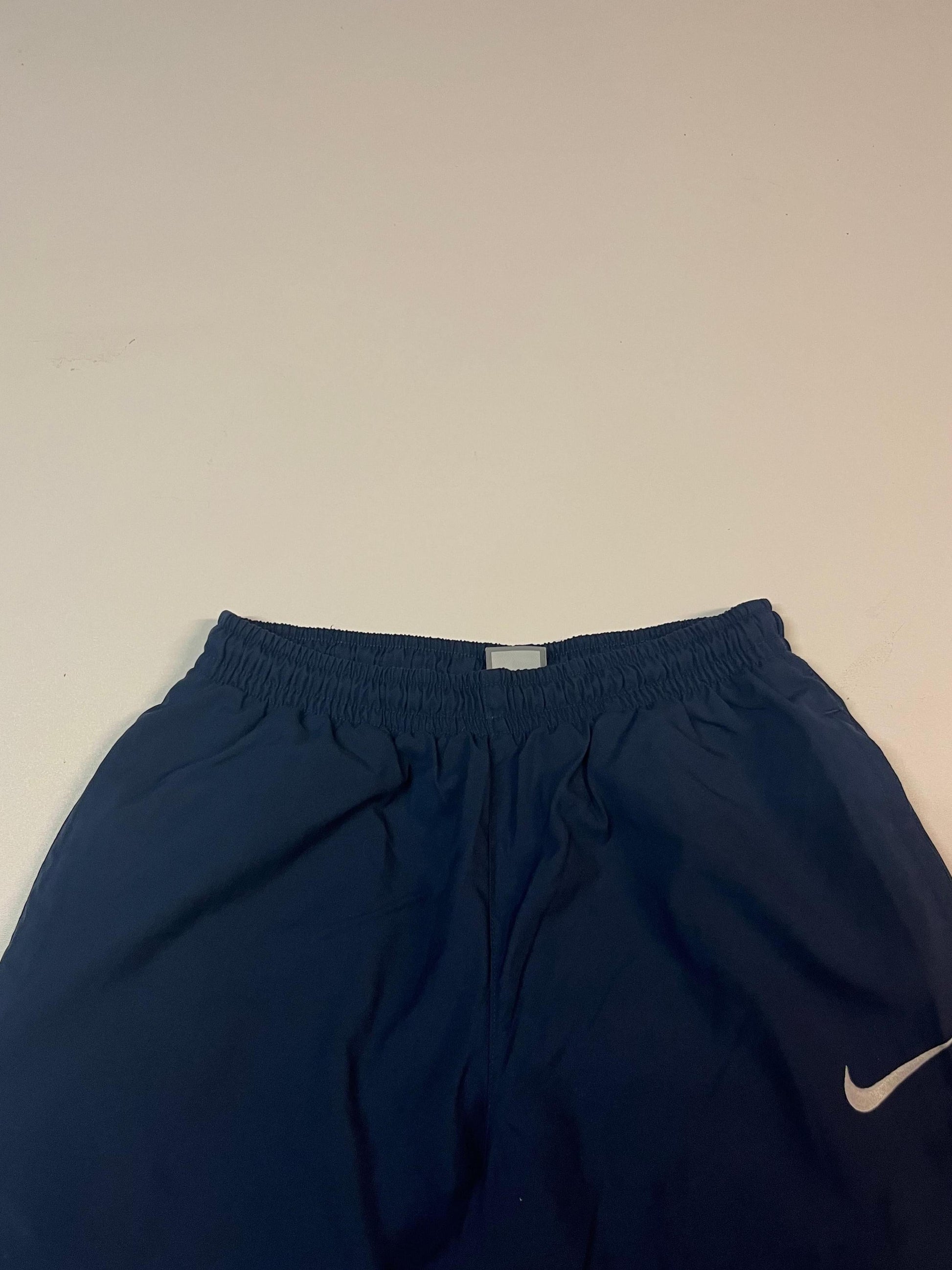 Entdecke unsere Vintage Track Pants von Nike und anderen Marken, erhältlich bei Valuxery.de - Dein Shop für trendige Vintage - Kleidung. Unsere Track Pants sind aus hochwertigen Materialien und