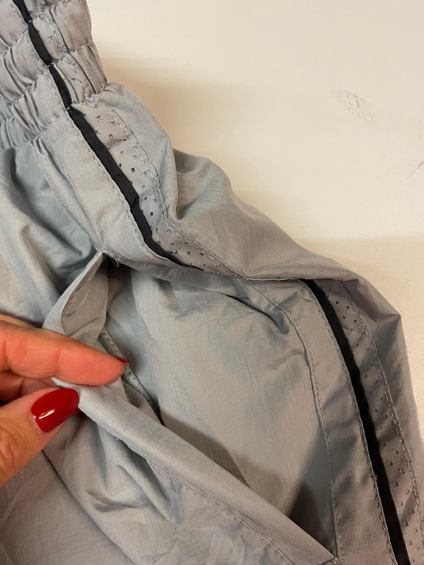 Entdecke unsere Vintage Track Pants von Nike und anderen Marken, erhältlich bei Valuxery.de - Dein Shop für trendige Vintage - Kleidung. Unsere Track Pants sind aus hochwertigen Materialien und