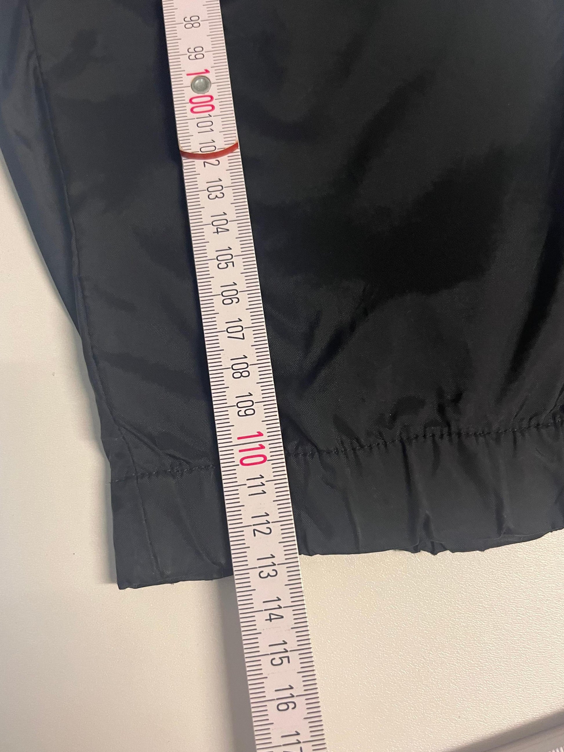 Entdecke unsere Vintage Track Pants von Nike und anderen Marken, erhältlich bei Valuxery.de - Dein Shop für trendige Vintage - Kleidung. Unsere Track Pants sind aus hochwertigen Materialien und