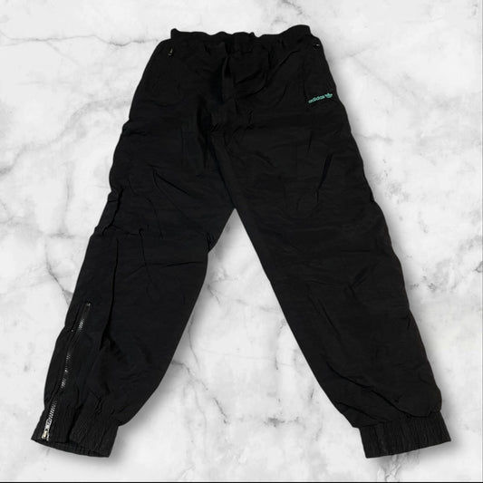 Entdecke unsere Vintage Track Pants von Nike und anderen Marken, erhältlich bei Valuxery.de - Dein Shop für trendige Vintage - Kleidung. Unsere Track Pants sind aus hochwertigen Materialien und