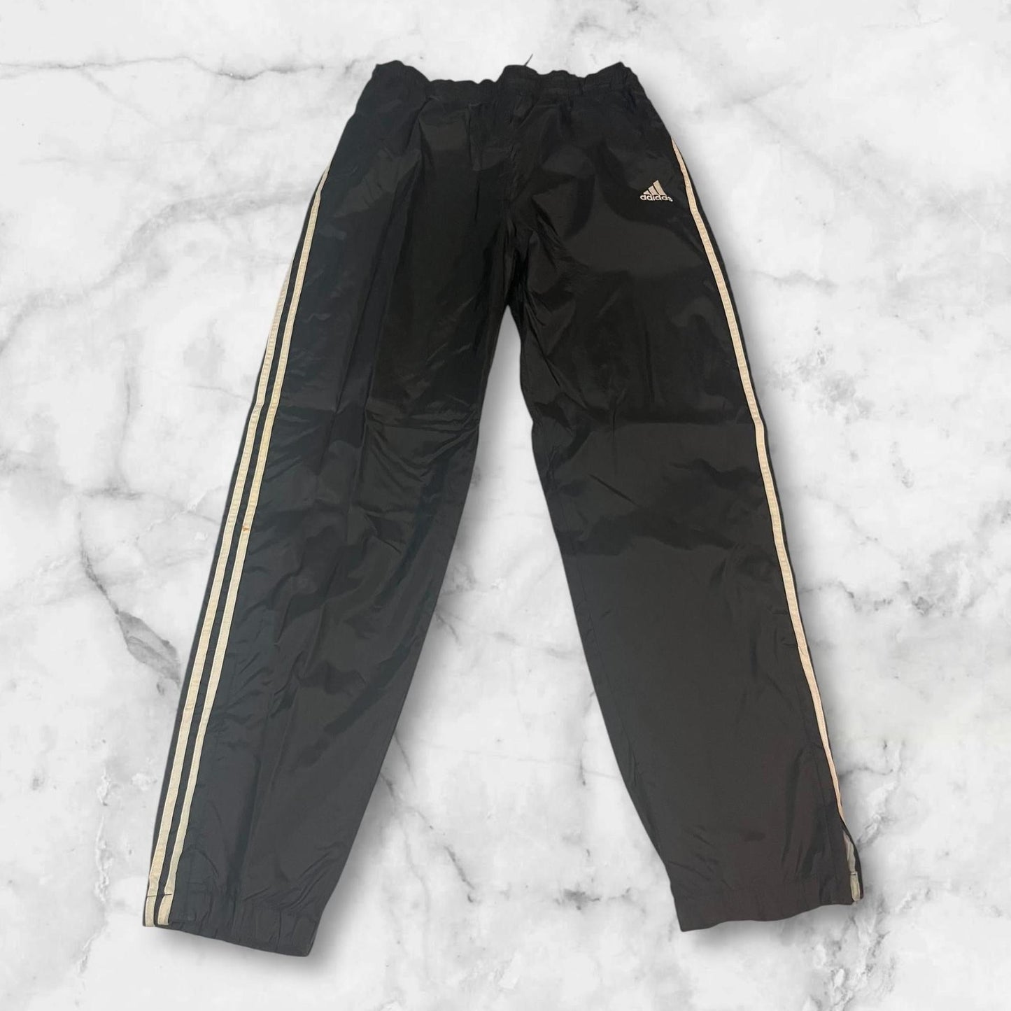 Entdecke unsere Vintage Track Pants von Nike und anderen Marken, erhältlich bei Valuxery.de - Dein Shop für trendige Vintage - Kleidung. Unsere Track Pants sind aus hochwertigen Materialien und