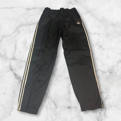 Entdecke unsere Vintage Track Pants von Nike und anderen Marken, erhältlich bei Valuxery.de - Dein Shop für trendige Vintage - Kleidung. Unsere Track Pants sind aus hochwertigen Materialien und
