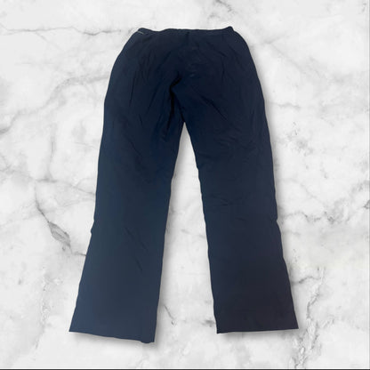 Entdecke unsere Vintage Track Pants von Nike und anderen Marken, erhältlich bei Valuxery.de - Dein Shop für trendige Vintage - Kleidung. Unsere Track Pants sind aus hochwertigen Materialien und