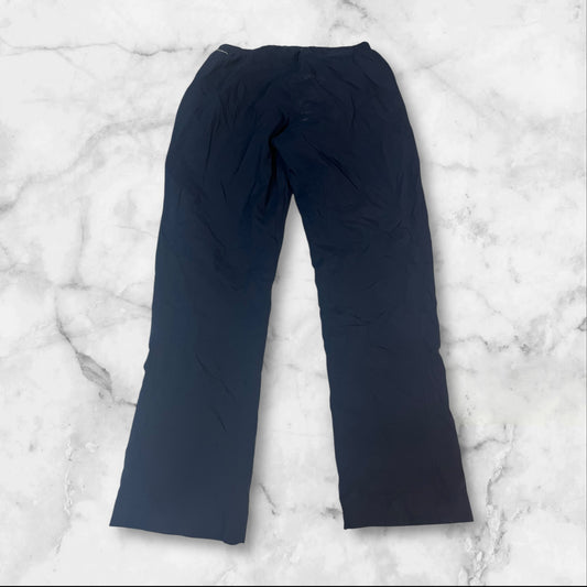 Entdecke unsere Vintage Track Pants von Nike und anderen Marken, erhältlich bei Valuxery.de - Dein Shop für trendige Vintage - Kleidung. Unsere Track Pants sind aus hochwertigen Materialien und