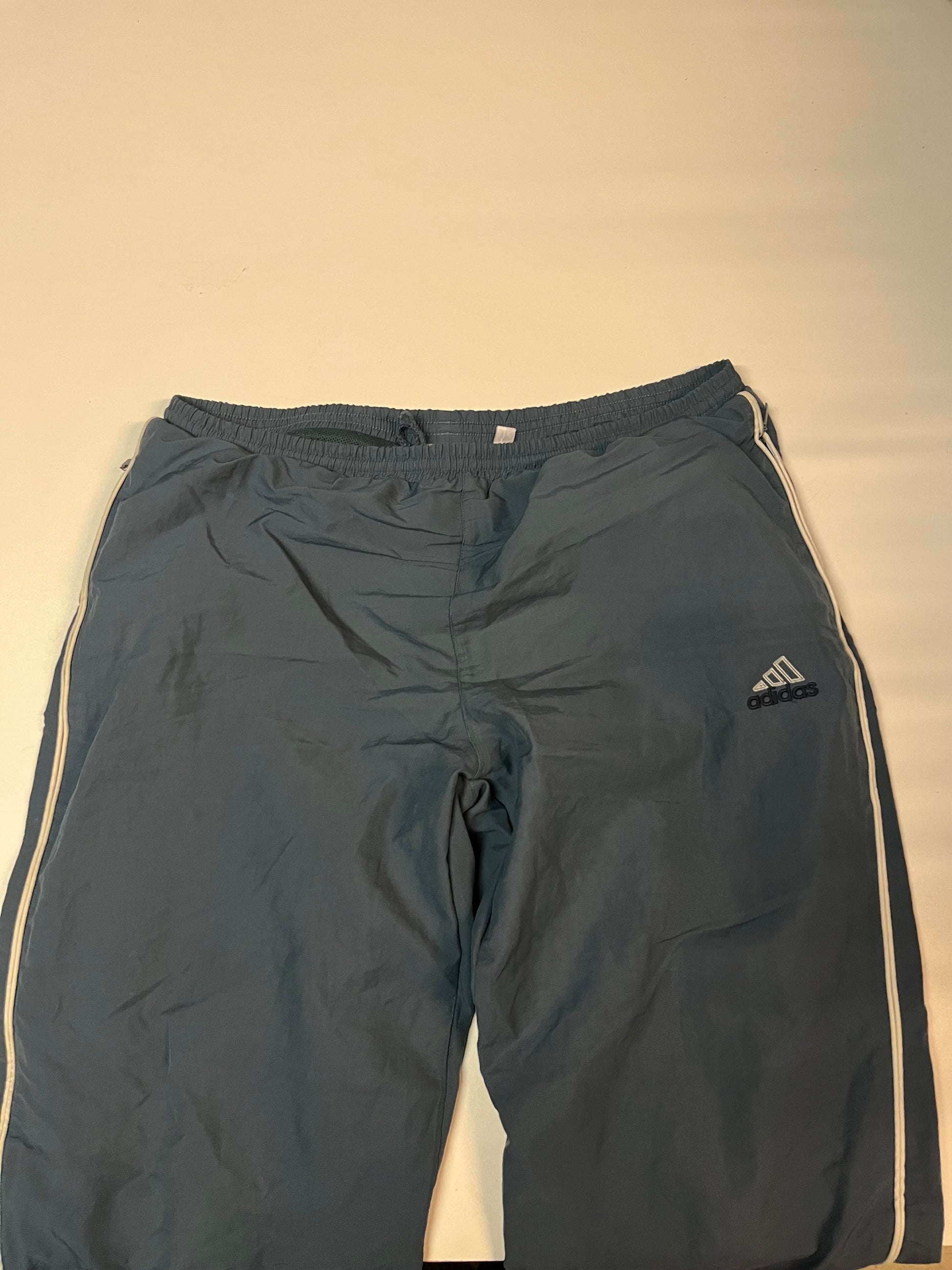 Entdecke unsere Vintage Track Pants von Nike und anderen Marken, erhältlich bei Valuxery.de - Dein Shop für trendige Vintage - Kleidung. Unsere Track Pants sind aus hochwertigen Materialien und