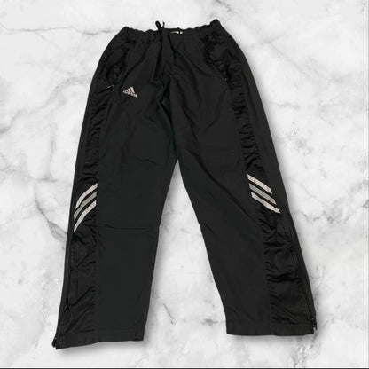 Entdecke unsere Vintage Track Pants von Nike und anderen Marken, erhältlich bei Valuxery.de - Dein Shop für trendige Vintage - Kleidung. Unsere Track Pants sind aus hochwertigen Materialien und