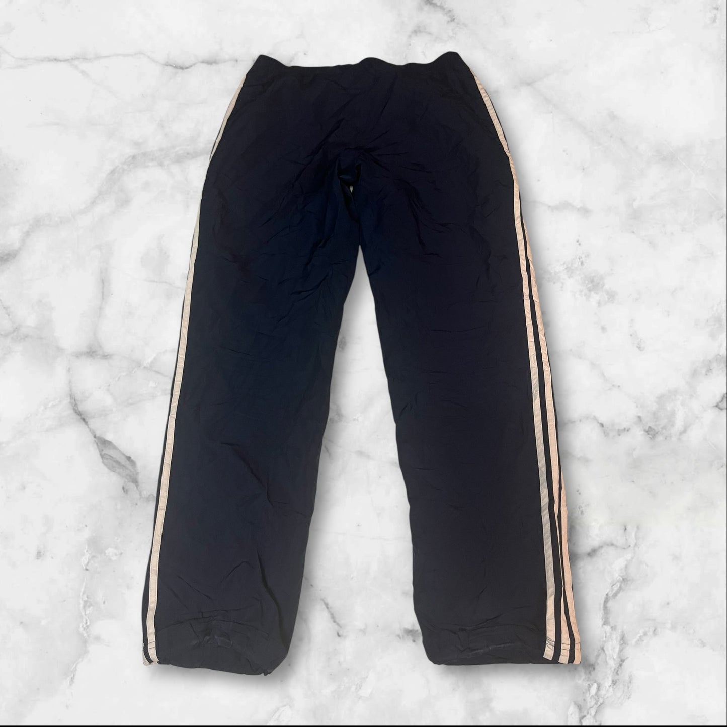 Entdecke unsere Vintage Track Pants von Nike und anderen Marken, erhältlich bei Valuxery.de - Dein Shop für trendige Vintage - Kleidung. Unsere Track Pants sind aus hochwertigen Materialien und