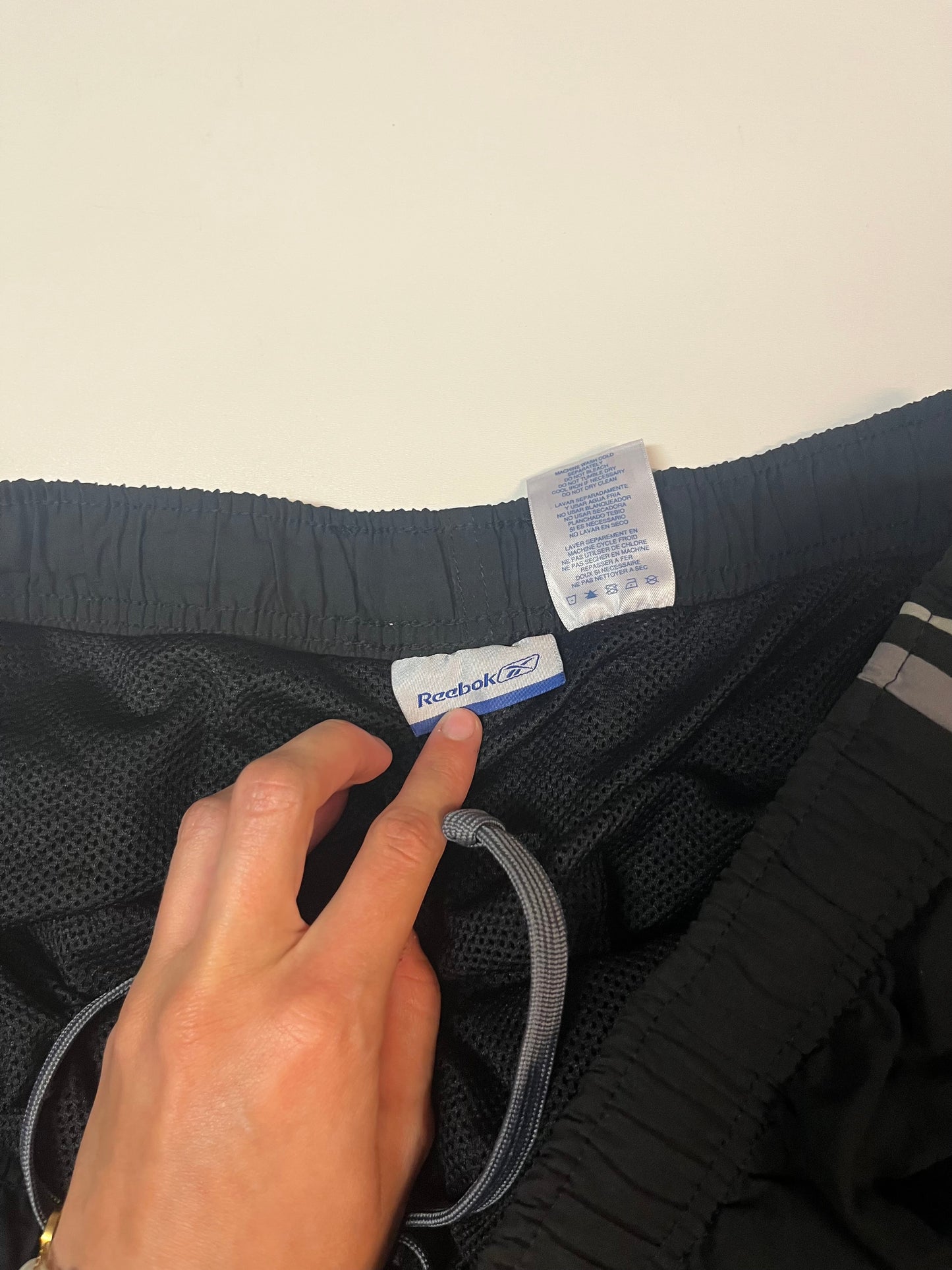 Entdecke unsere Vintage Track Pants von Nike und anderen Marken, erhältlich bei Valuxery.de - Dein Shop für trendige Vintage - Kleidung. Unsere Track Pants sind aus hochwertigen Materialien und