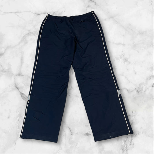 Entdecke unsere Vintage Track Pants von Nike und anderen Marken, erhältlich bei Valuxery.de - Dein Shop für trendige Vintage - Kleidung. Unsere Track Pants sind aus hochwertigen Materialien und
