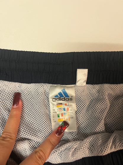 Entdecke unsere Vintage Track Pants von Nike und anderen Marken, erhältlich bei Valuxery.de - Dein Shop für trendige Vintage - Kleidung. Unsere Track Pants sind aus hochwertigen Materialien und
