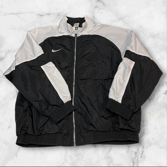 Entdecke unsere Vintage Track Pants von Nike und anderen Marken, erhältlich bei Valuxery.de - Dein Shop für trendige Vintage - Kleidung. Unsere Track Pants sind aus hochwertigen Materialien und