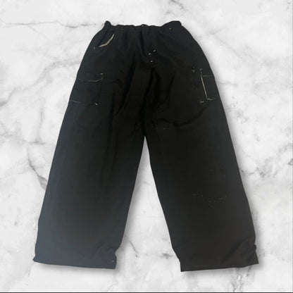 Entdecke unsere Vintage Track Pants von Nike und anderen Marken, erhältlich bei Valuxery.de - Dein Shop für trendige Vintage - Kleidung. Unsere Track Pants sind aus hochwertigen Materialien und