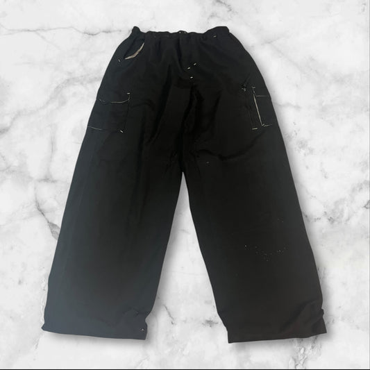 Entdecke unsere Vintage Track Pants von Nike und anderen Marken, erhältlich bei Valuxery.de - Dein Shop für trendige Vintage - Kleidung. Unsere Track Pants sind aus hochwertigen Materialien und