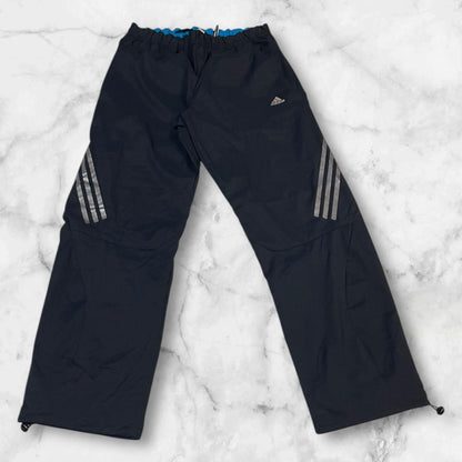 Entdecke unsere Vintage Track Pants von Nike und anderen Marken, erhältlich bei Valuxery.de - Dein Shop für trendige Vintage - Kleidung. Unsere Track Pants sind aus hochwertigen Materialien und
