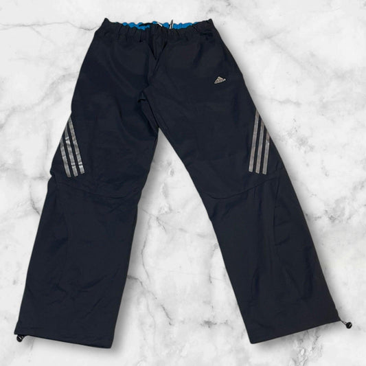 Entdecke unsere Vintage Track Pants von Nike und anderen Marken, erhältlich bei Valuxery.de - Dein Shop für trendige Vintage - Kleidung. Unsere Track Pants sind aus hochwertigen Materialien und