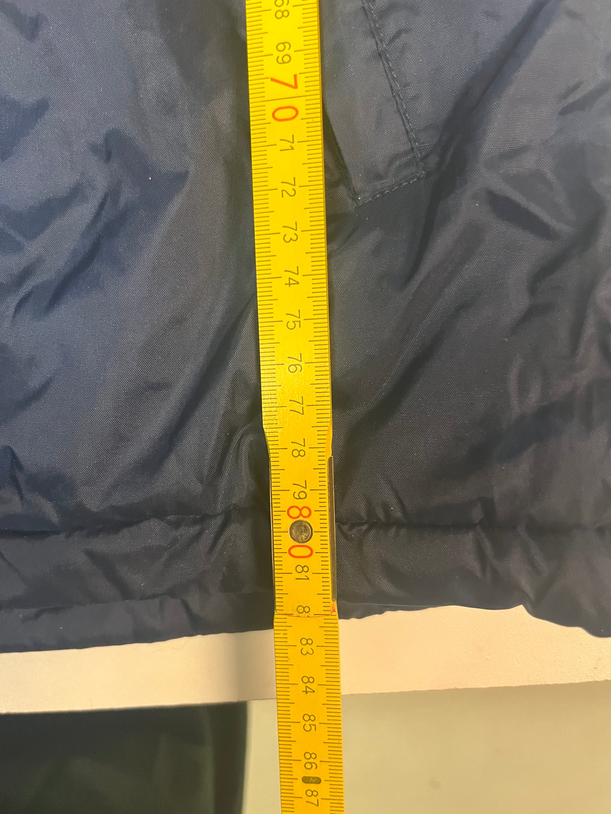 Entdecke unsere Vintage Track Pants von Nike und anderen Marken, erhältlich bei Valuxery.de - Dein Shop für trendige Vintage - Kleidung. Unsere Track Pants sind aus hochwertigen Materialien und
