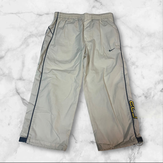Entdecke unsere Vintage Track Pants von Nike und anderen Marken, erhältlich bei Valuxery.de - Dein Shop für trendige Vintage - Kleidung. Unsere Track Pants sind aus hochwertigen Materialien und
