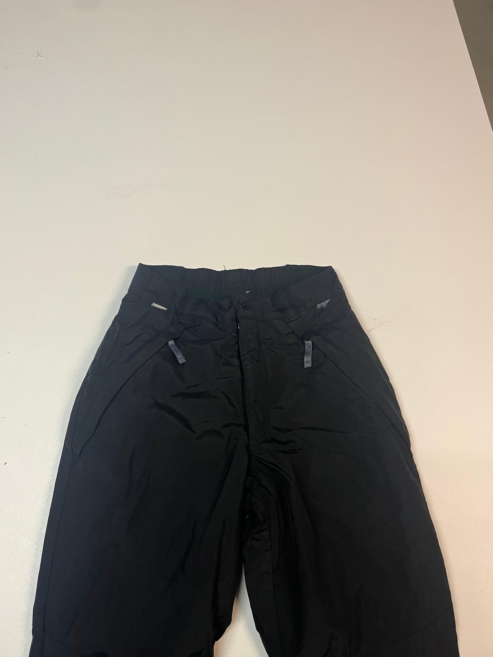 Entdecke unsere Vintage Track Pants von Nike und anderen Marken, erhältlich bei Valuxery.de - Dein Shop für trendige Vintage - Kleidung. Unsere Track Pants sind aus hochwertigen Materialien und