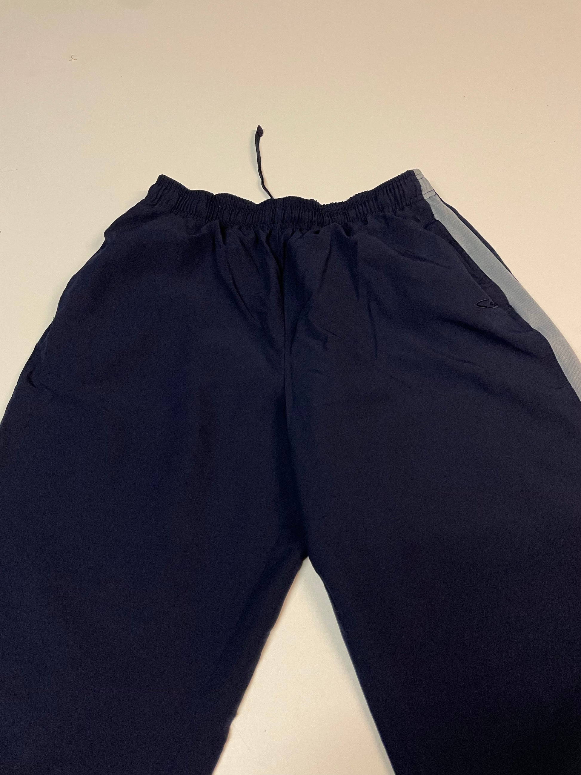 Entdecke unsere Vintage Track Pants von Nike und anderen Marken, erhältlich bei Valuxery.de - Dein Shop für trendige Vintage - Kleidung. Unsere Track Pants sind aus hochwertigen Materialien und