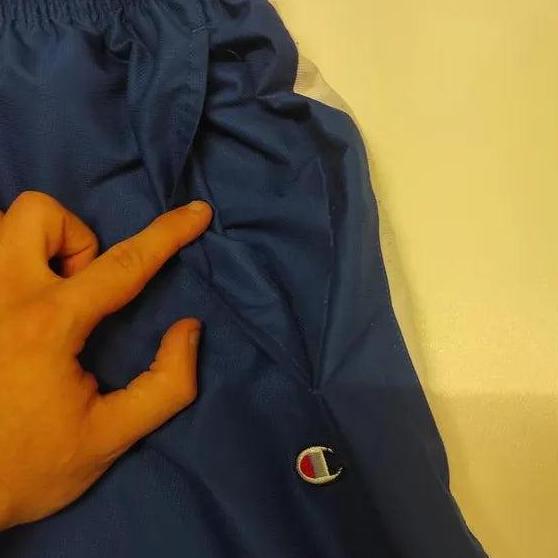 Entdecke unsere Vintage Track Pants von Nike und anderen Marken, erhältlich bei Valuxery.de - Dein Shop für trendige Vintage - Kleidung. Unsere Track Pants sind aus hochwertigen Materialien und