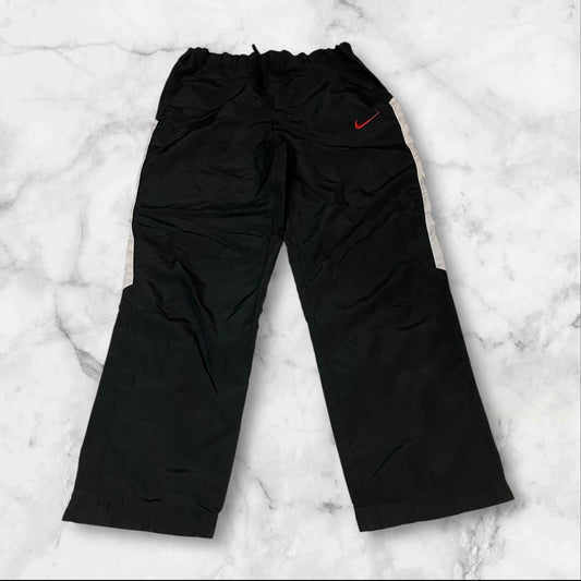Entdecke unsere Vintage Track Pants von Nike und anderen Marken, erhältlich bei Valuxery.de - Dein Shop für trendige Vintage - Kleidung. Unsere Track Pants sind aus hochwertigen Materialien und
