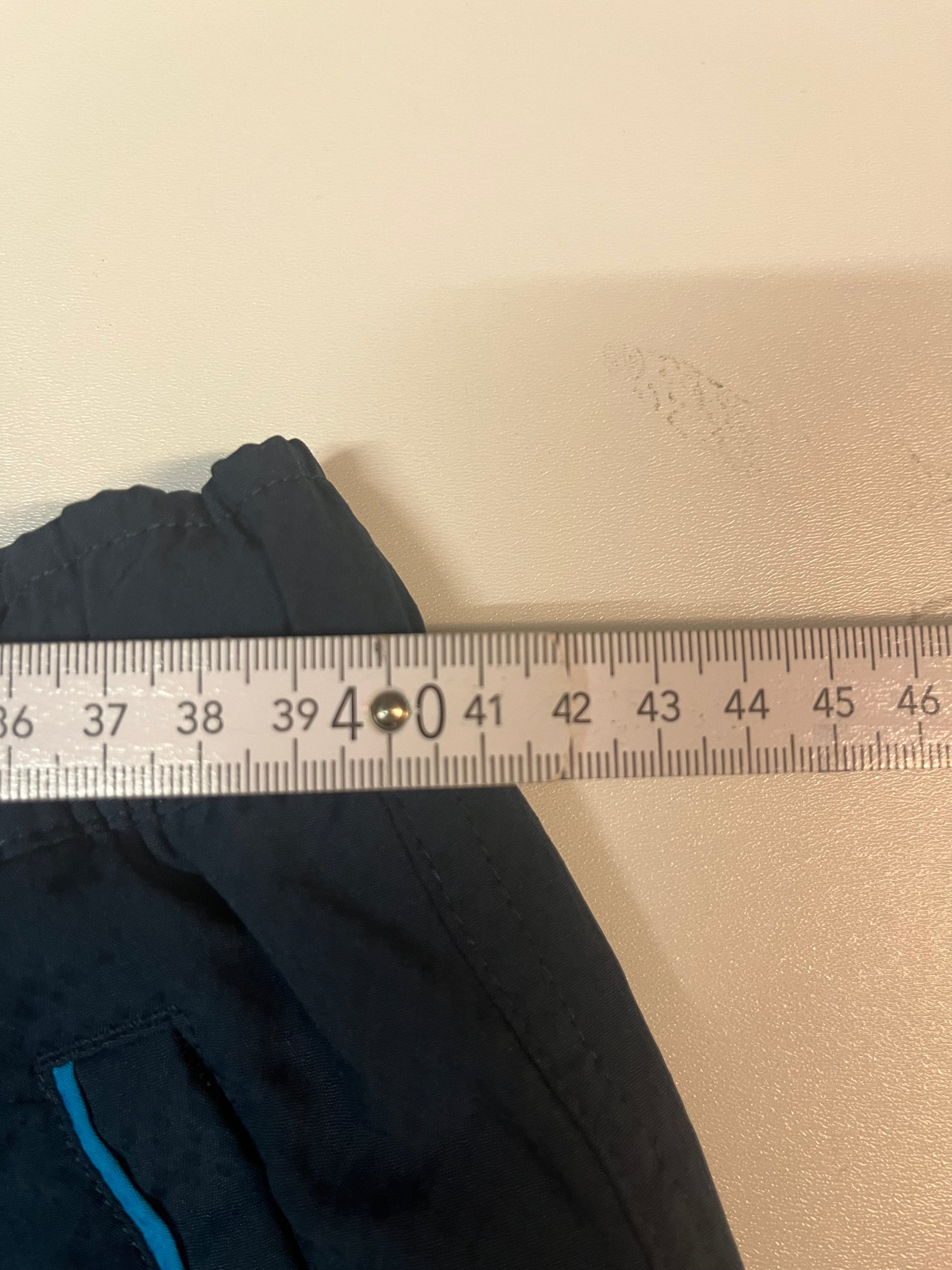 Entdecke unsere Vintage Track Pants von Nike und anderen Marken, erhältlich bei Valuxery.de - Dein Shop für trendige Vintage - Kleidung. Unsere Track Pants sind aus hochwertigen Materialien und