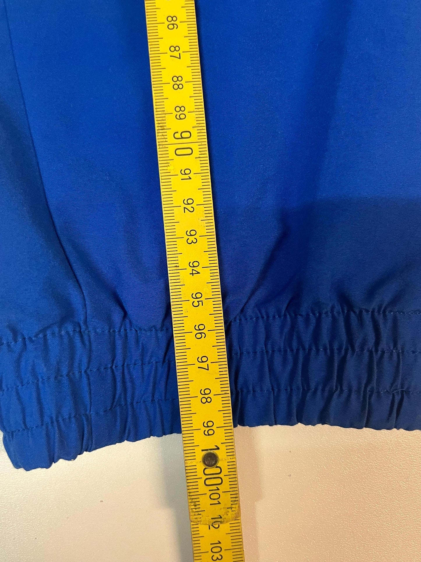 Entdecke unsere Vintage Track Pants von Nike und anderen Marken, erhältlich bei Valuxery.de - Dein Shop für trendige Vintage - Kleidung. Unsere Track Pants sind aus hochwertigen Materialien und