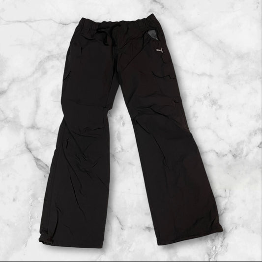 Entdecke unsere Vintage Track Pants von Nike und anderen Marken, erhältlich bei Valuxery.de - Dein Shop für trendige Vintage - Kleidung. Unsere Track Pants sind aus hochwertigen Materialien und