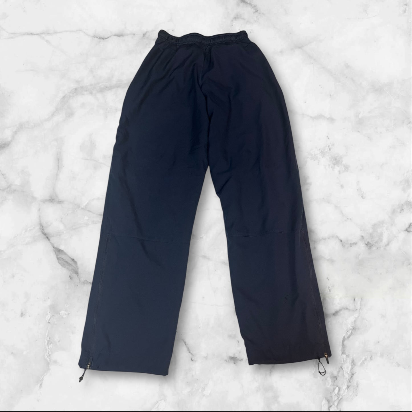 Entdecke unsere Vintage Track Pants von Nike und anderen Marken, erhältlich bei Valuxery.de - Dein Shop für trendige Vintage - Kleidung. Unsere Track Pants sind aus hochwertigen Materialien und